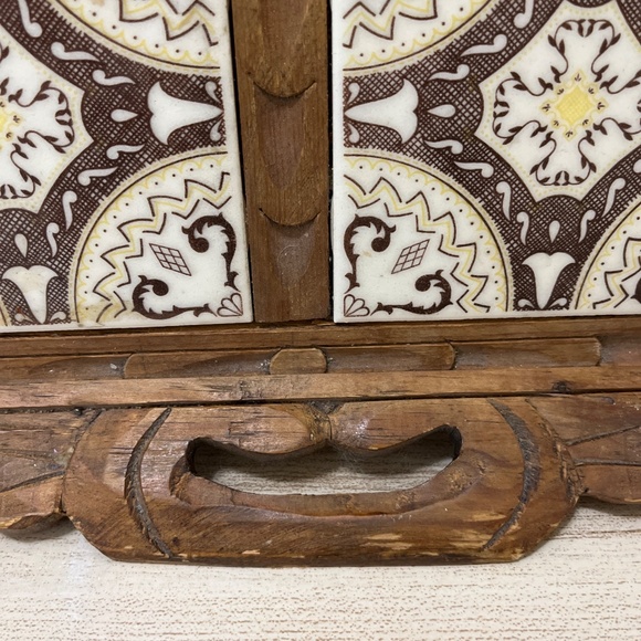 Vintage 1970’s Wooden Ceramic Tile Serving Tray W/ Handles - Picture 5 of 11